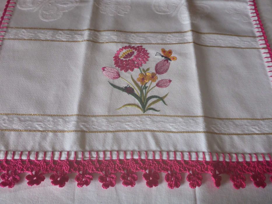 Pano de cozinha ou  toalha de tabuleiro com bordado floral  e renda