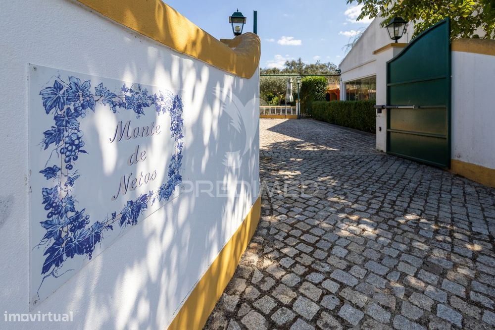 Moradia T5 chave na mão com amplo jardim e garagem