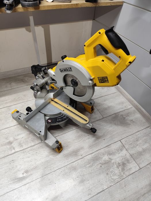 Вживане  DeWalt DW777 торцювальна пила Деволт оригінал