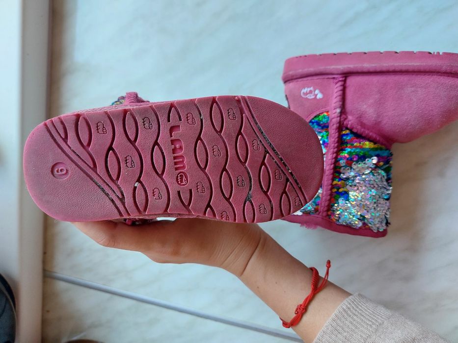 Уги для дівчинки