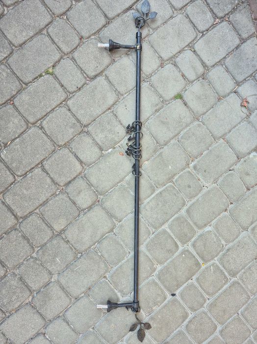Karnisz z ozdobnymi elementami