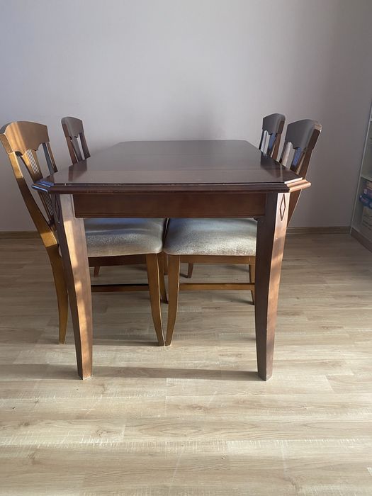 Bardzo ładny, drewniany, rozkładany stół z krzesłami.