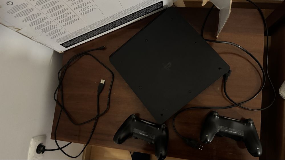 PS4 Slim 1TB + 2 comandos (Factory Reset + Pode ser desbloqueável)