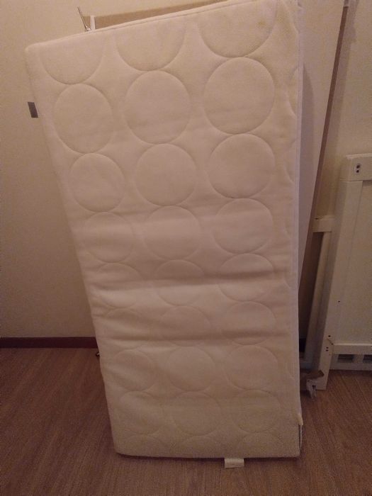 Vende-se cama + colchão + cobertura Ikea em branco