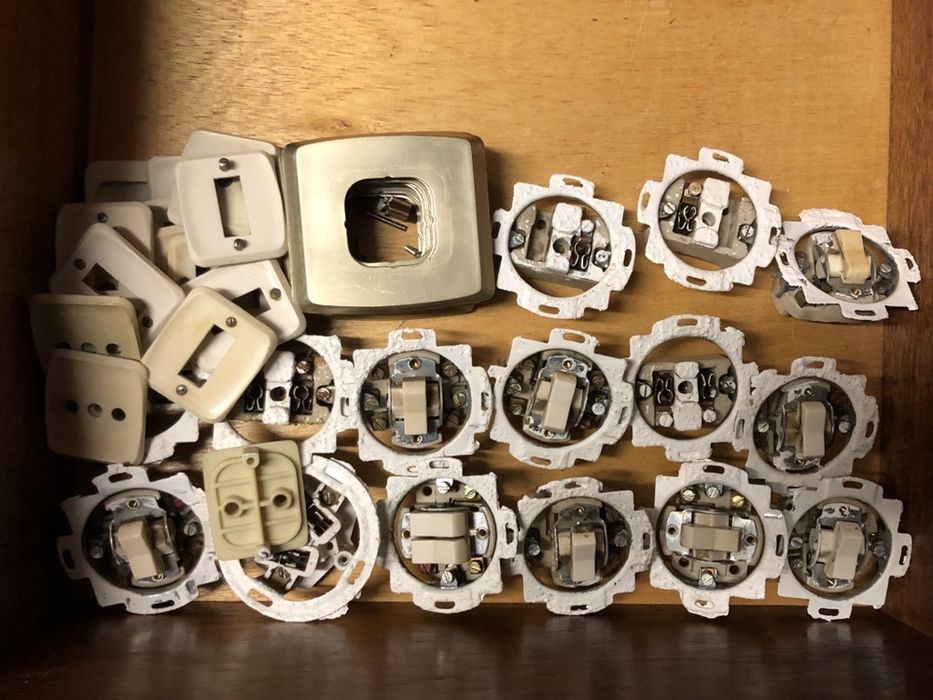 Troco fichas e tomadas com mais de 40 anos