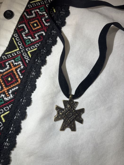 Підвіски , чокери з