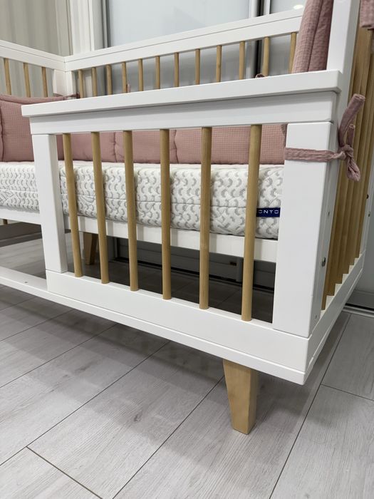 Детская кроватка (дерево) с матрасом, как новая