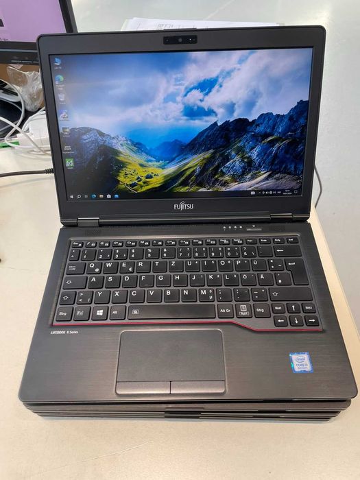 Чудовий варіант для подорожі Легкий ноутбук Fujitsu U729 є кількість