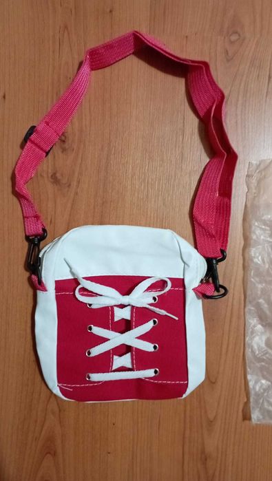 Bolsa de ombro em formato de ténis vermelho