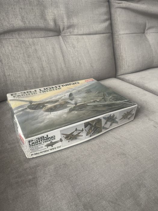 P-38J lighting Pacific Theater / 1:72 , Academy