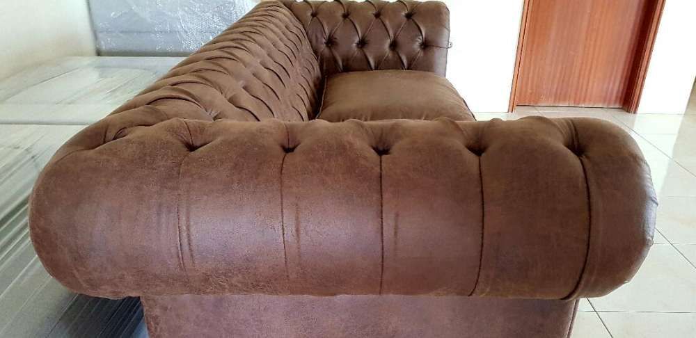 Sofá Chesterfield pele sintética reciclada- NOVO
