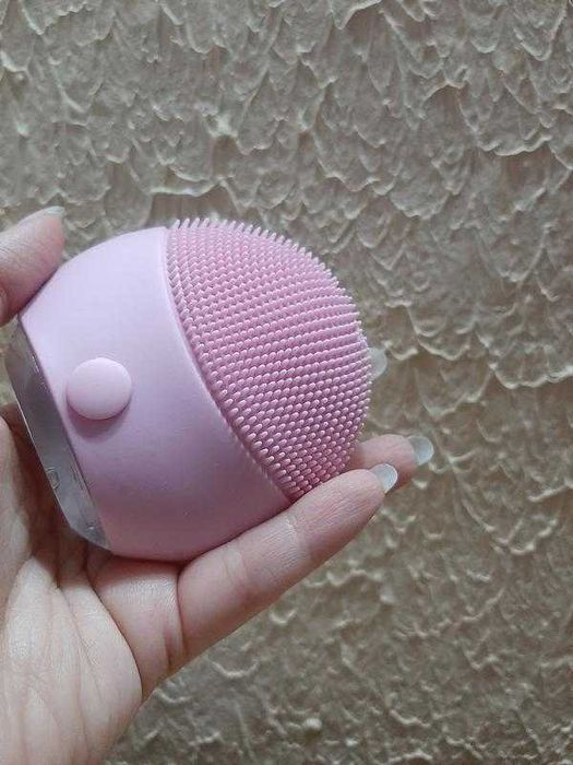 Очищающая щеточка для лица с регулировкой уровня вибрации