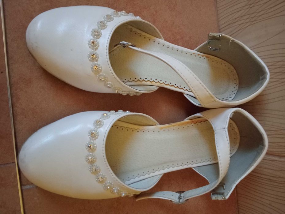 Buty pantofle białe