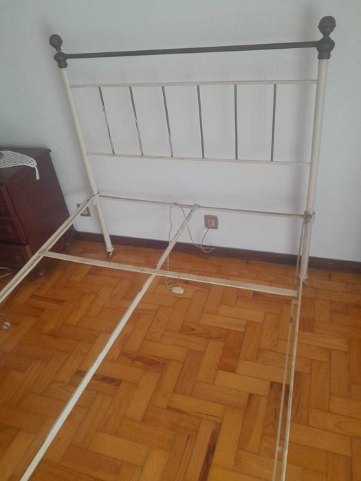 Cama antiga de ferro