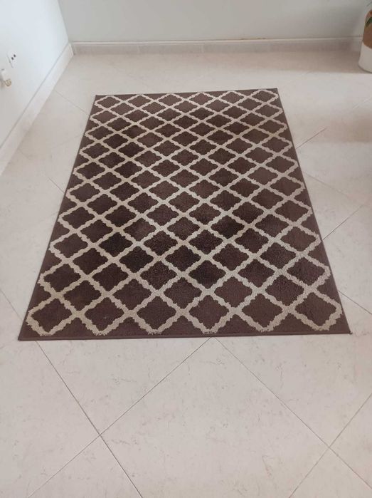 Tapetes em tons castanho para a sala