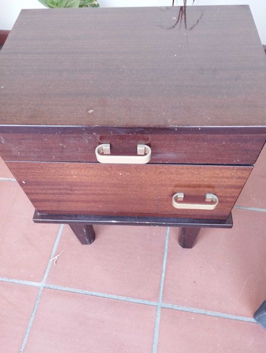 Mesa cabeceira antiga