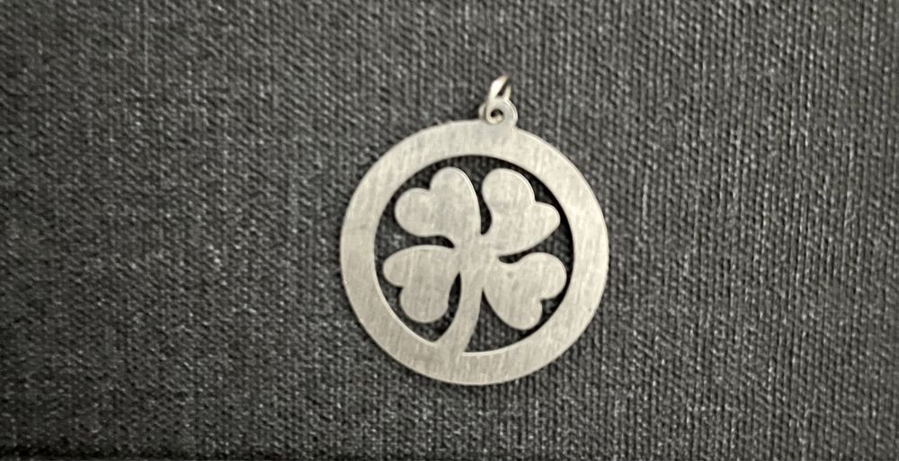 Medalha com trevo em aço