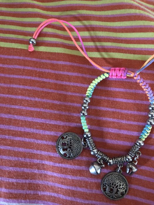Pulseira colorida com árvores e guizos