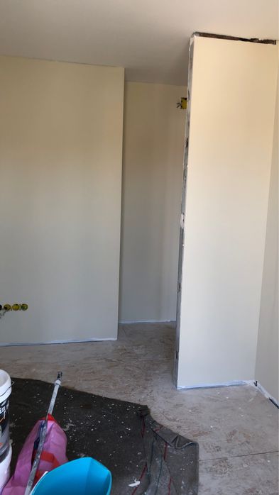 Faço Pintura interior e esterio .