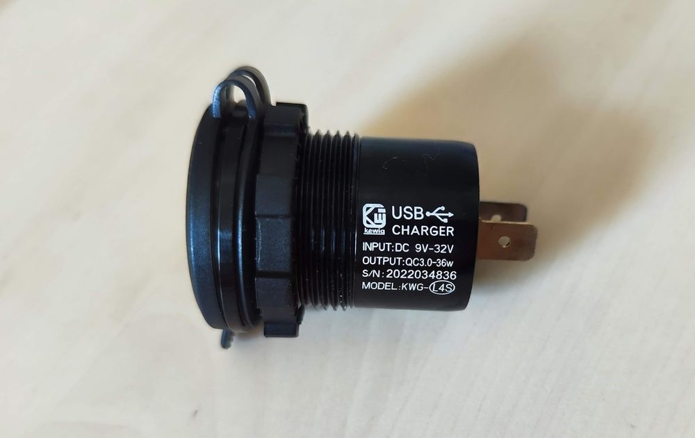 KWG-L4S Автомобільна швидка зарядка USB-A QC 3.0 з вольтметром