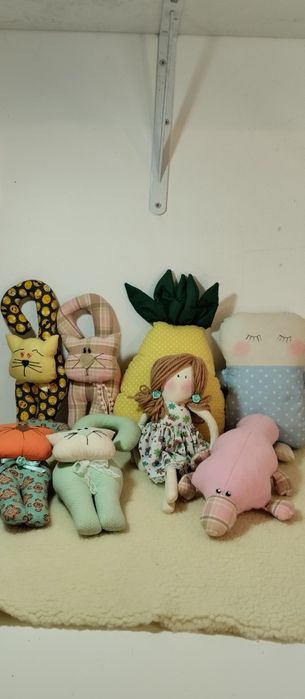 Bonecas de pano feitas a mão.