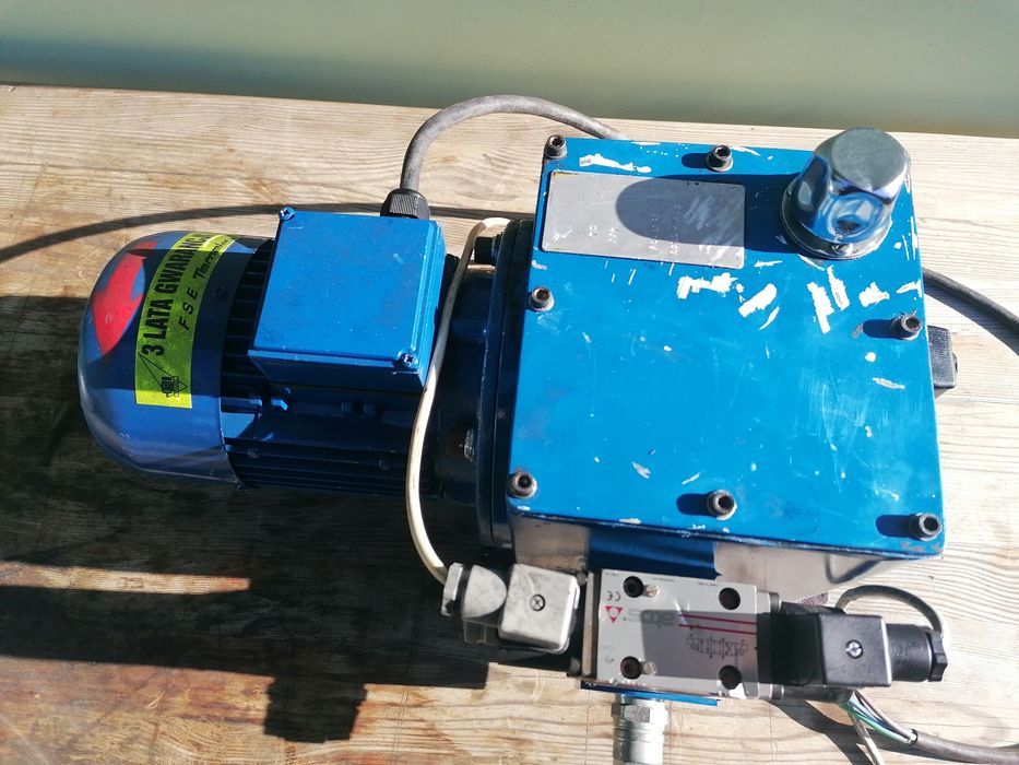 Pompa hydrauliczna z silnikiem i tłokiem