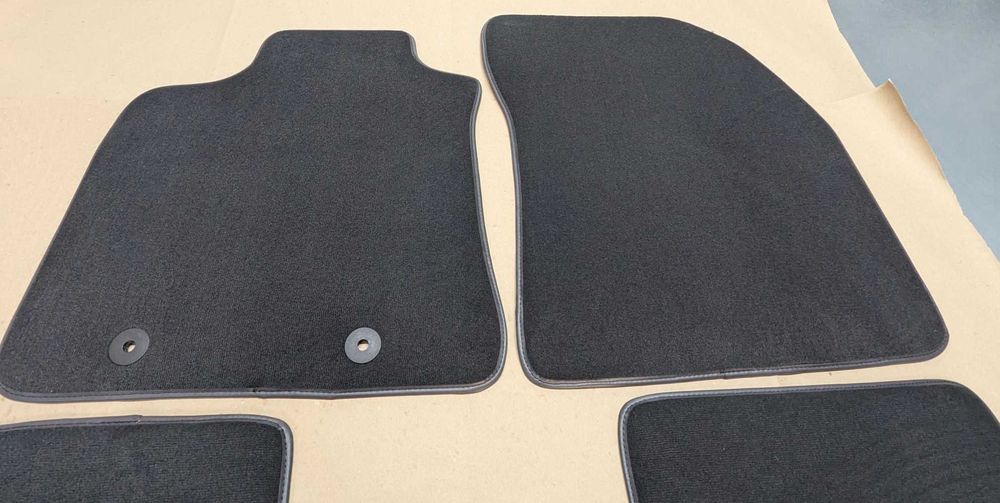 Tapetes Toyota  Avensis 2009 e anos seguintes