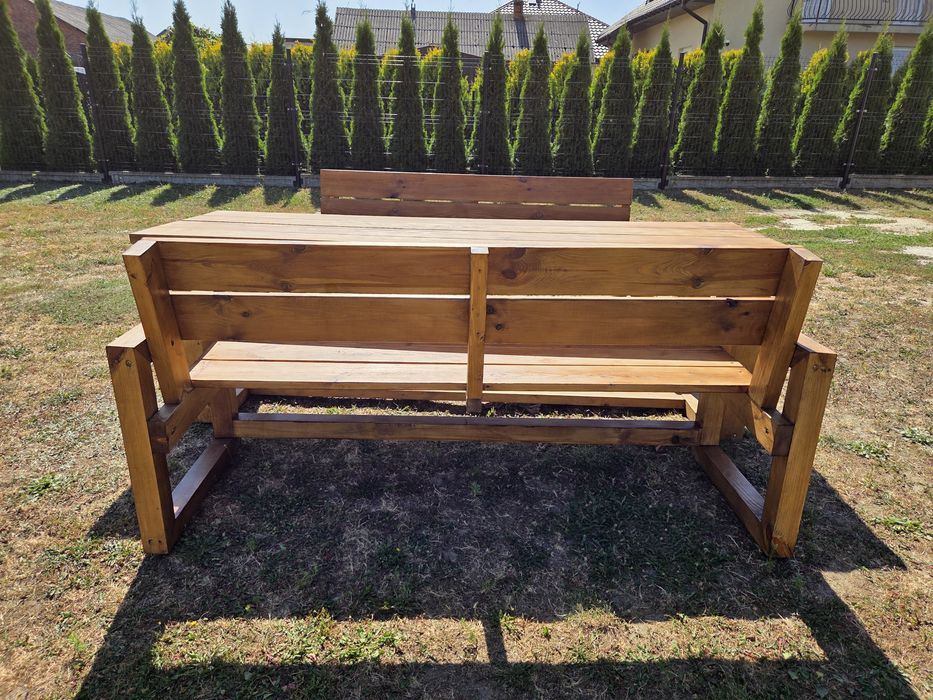 meble ogrodowe drewniane stół i ławki