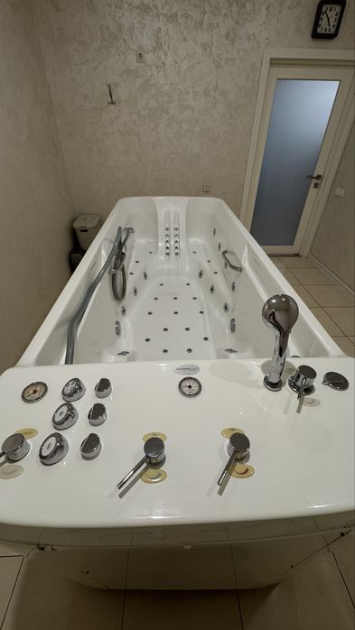 Гідромасажна ванна .