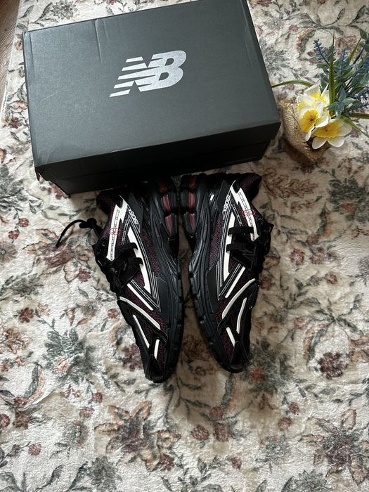 New Balance 1906 – czarne z bordowymi detalami