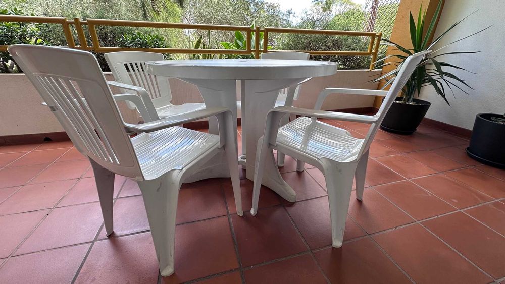 Mesa + 4 cadeiras de Jardim / Varanda / Esplanada (elevada rigidez)