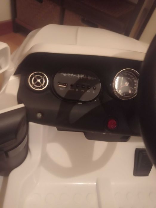 Carro infantil Mercedes AMG com bateria e comando