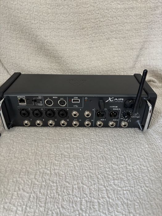 Mesa de mistura Behringer X AIR XR12 usada