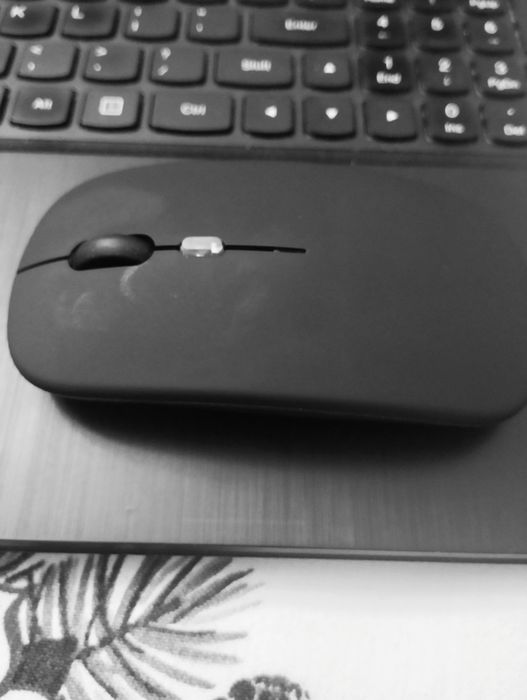 Myszka bezprzewodowa podświetlana.