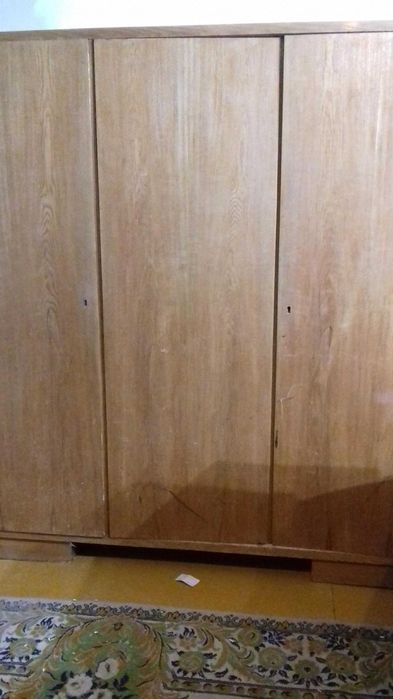 Drewniana, trzydrzwiowa szafa - PRL.