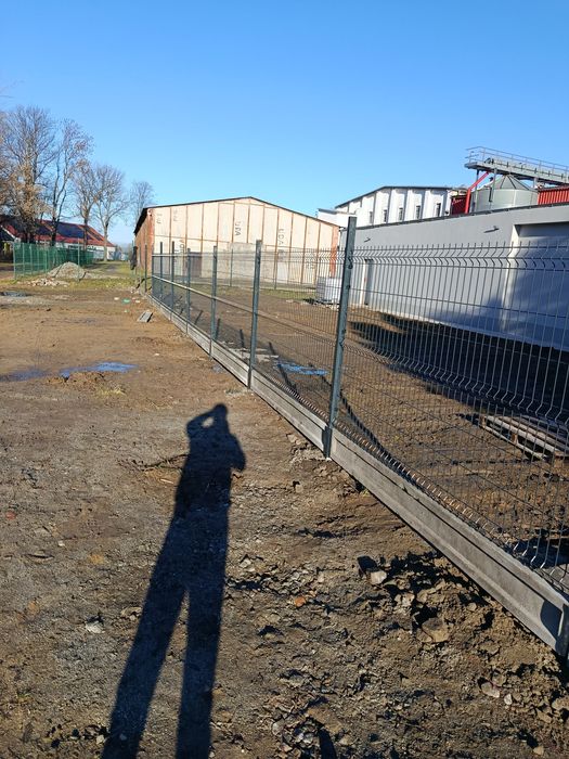 Mantaż ogrodzenia panelowego bram przesuwnych