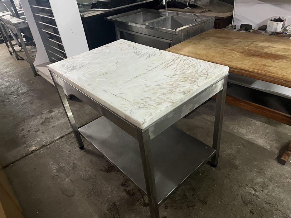 Mesa em inox com prateleira e tampo em Polipropileno