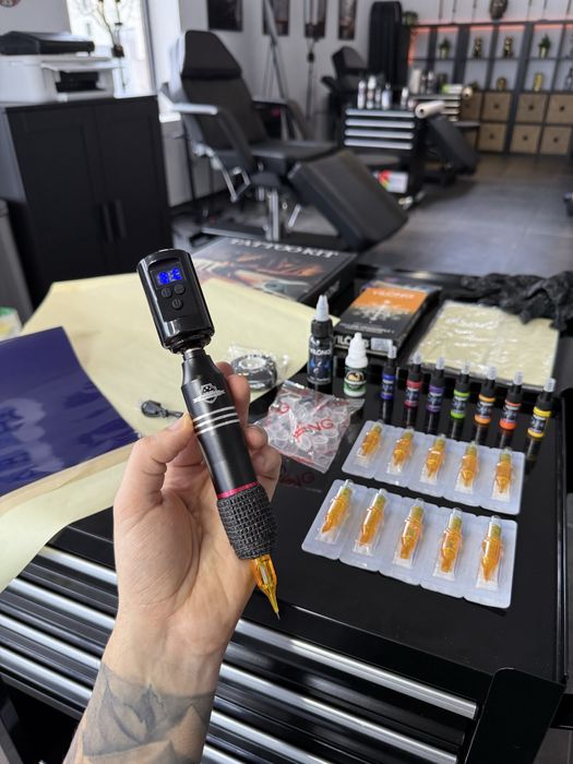 Kit Tatuagem Máquina Sem Fios Pen COMPLETO C/ Pele Treino, Tintas etc