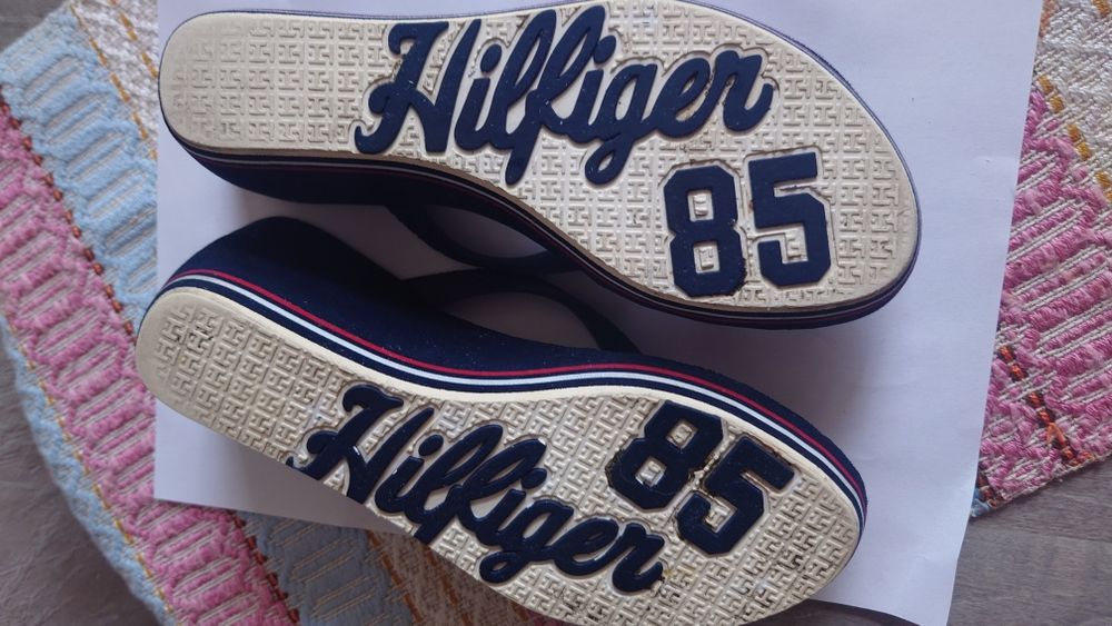 Klapki na koturnie Tomy Hilfiger