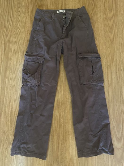 Calças cinzentas no estilo cargo