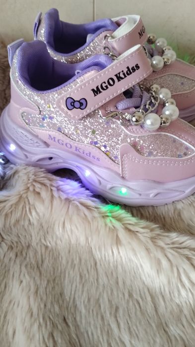 Adidaski LED dla dziewczynki