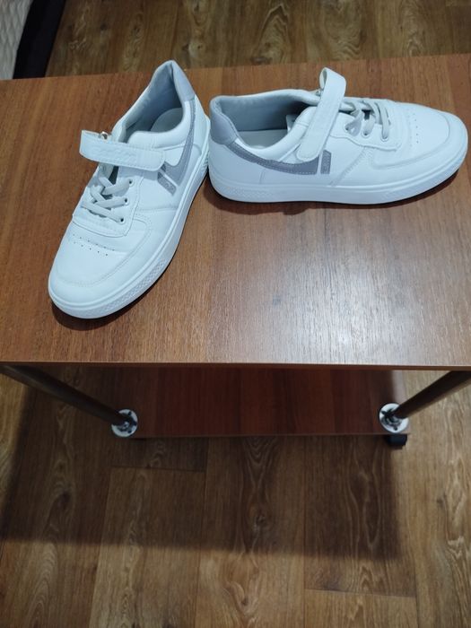 Білі кроссівки, кеди