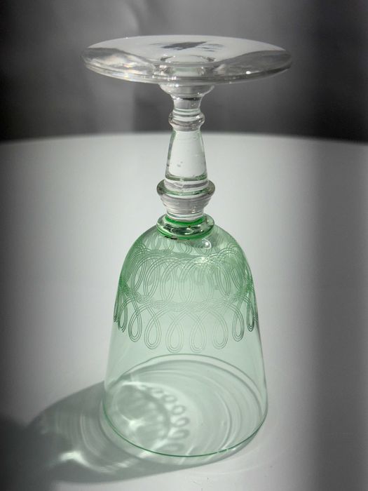 Antyczny kielich ze szkła uranowego – secesja – świeci w UV