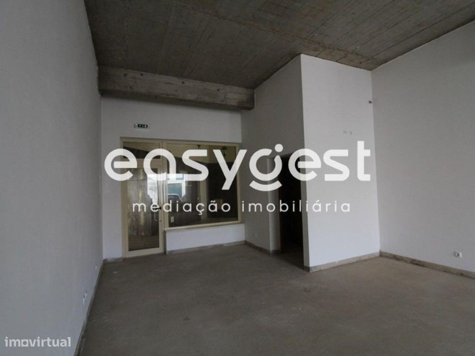 Loja para espaço comercial em Ferragudo com área total de 92 m2