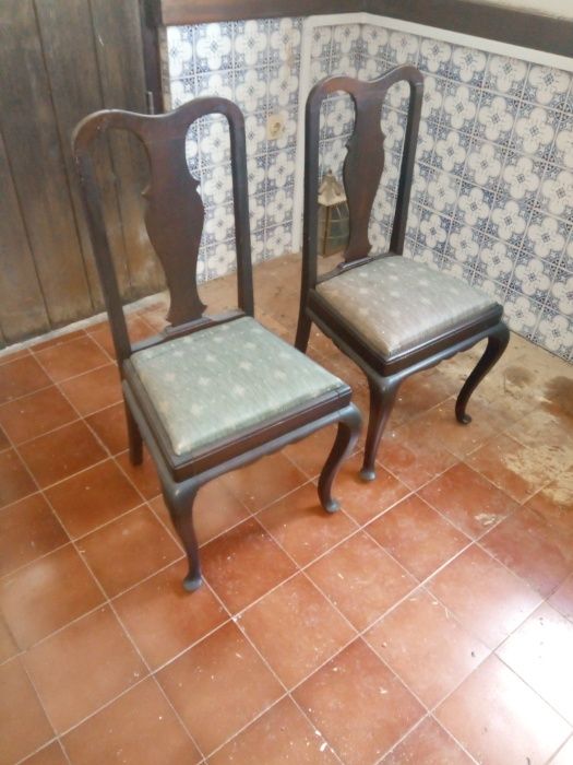 2 Cadeiras antigas de mogno em bom estado