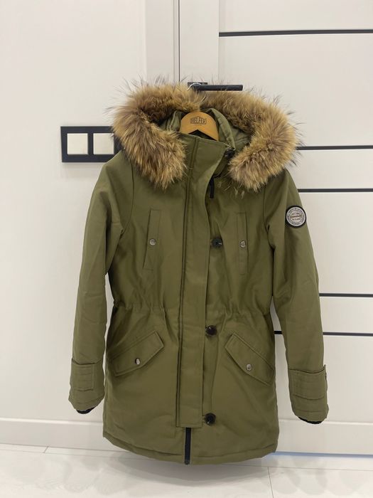 Продам пуховик с опушкой из енота