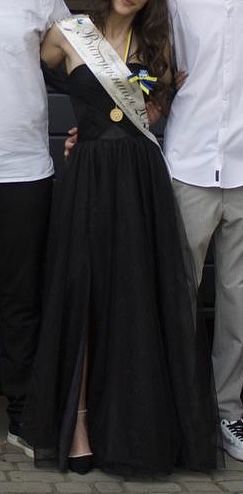 Випускна сукня чорного кольору