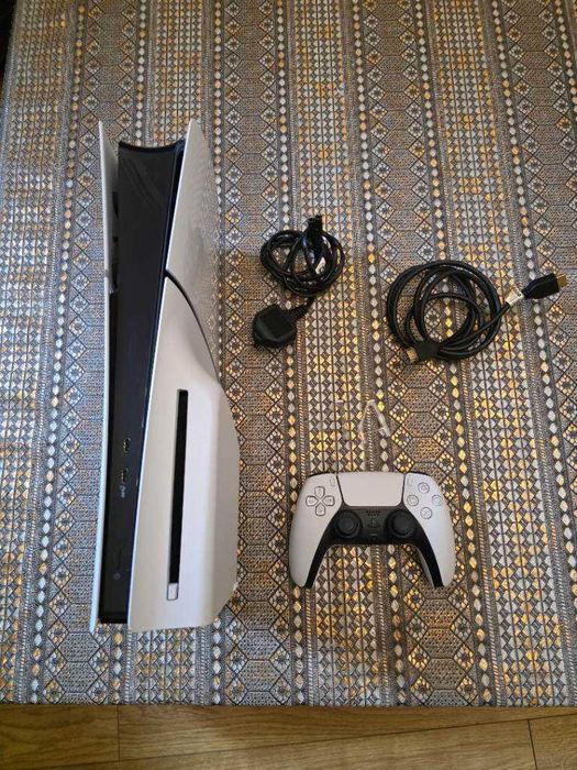 PS5 Slim 1 TB (stan idealny)