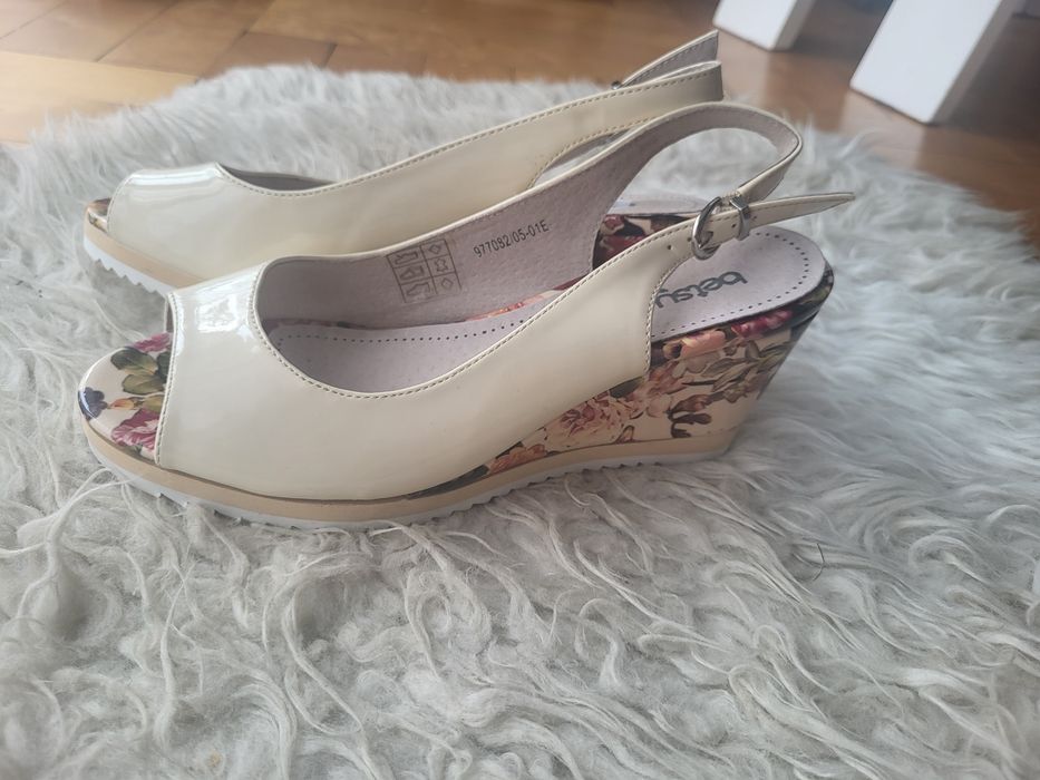 Buty na koturmue beżowe 37