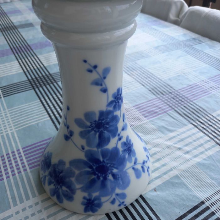 Porcelanowy świecznik zdobiony kobaltem.